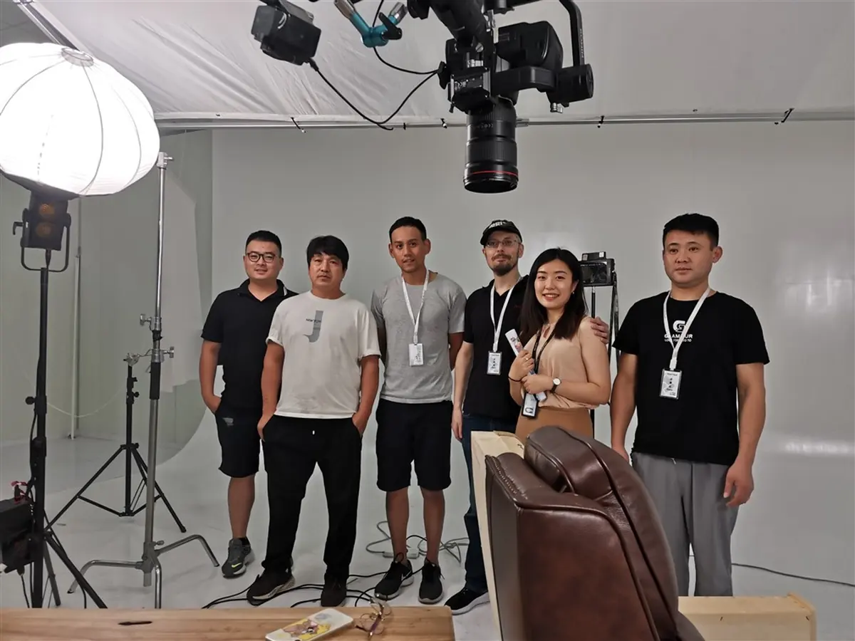 上海中英文视频制作团队在现场工作