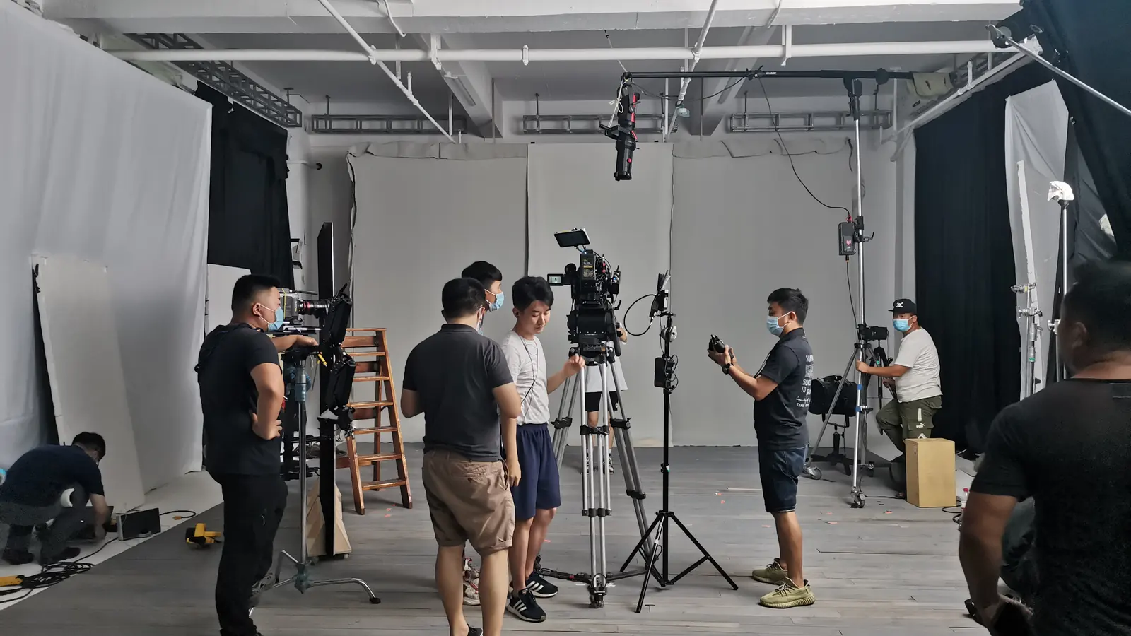 上海视频制作团队正在布置企业采访拍摄现场